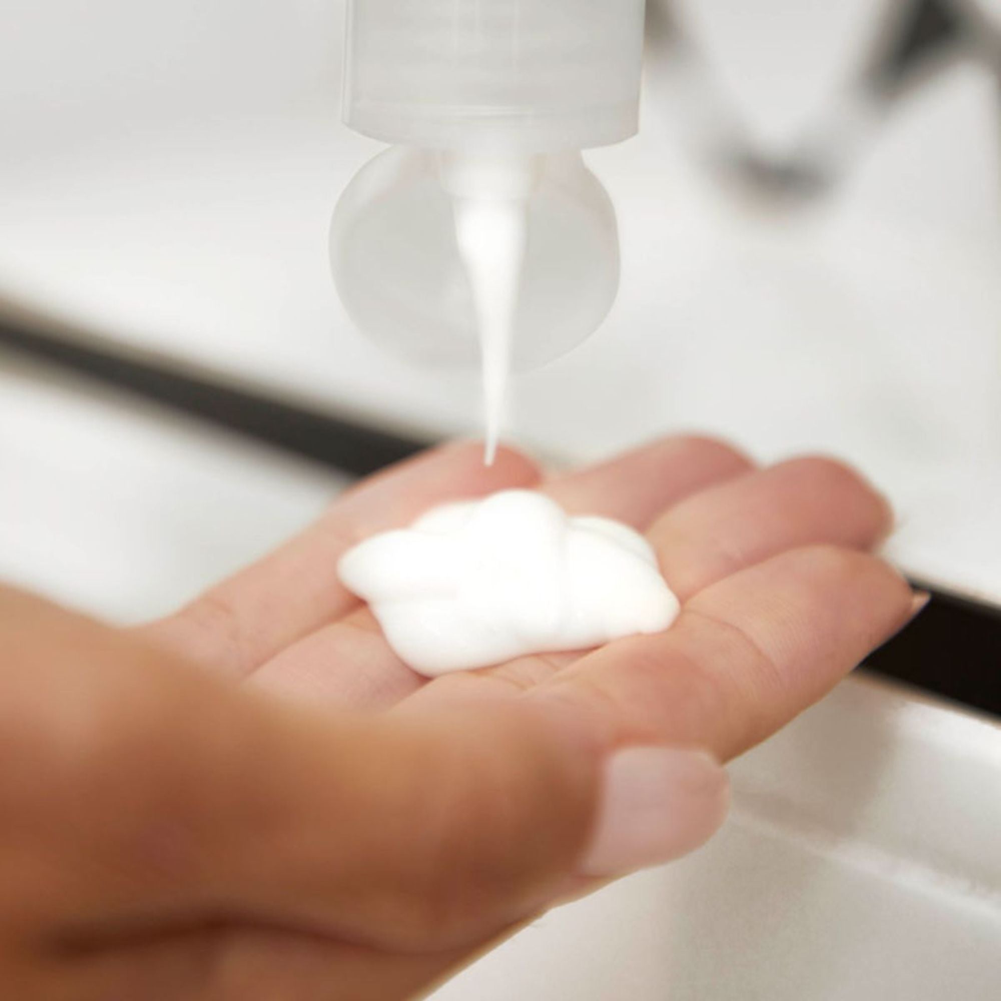 TEA TREE HEMP RESTORING CONDITIONER AND BODY LOTION - size 300ml